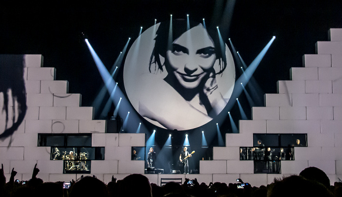 Kombank Arena (Belgrade Arena): Roger Waters - The Wall Live Belgrad Young Lust