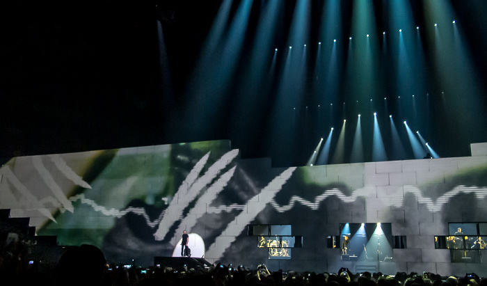 Kombank Arena (Belgrade Arena): Roger Waters - The Wall Live - One of My Turns