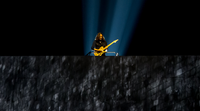 Kombank Arena (Belgrade Arena): Roger Waters - The Wall Live Belgrad Comfortably Numb