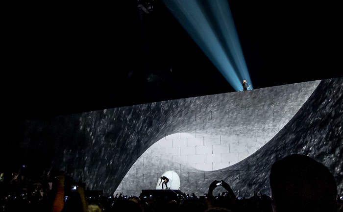 Kombank Arena (Belgrade Arena): Roger Waters - The Wall Live Belgrad Comfortably Numb