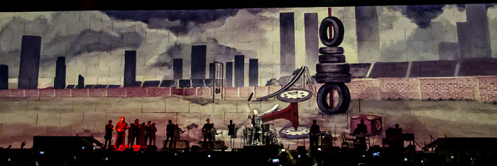 Kombank Arena (Belgrade Arena): Roger Waters - The Wall Live Belgrad Waiting for the Worms