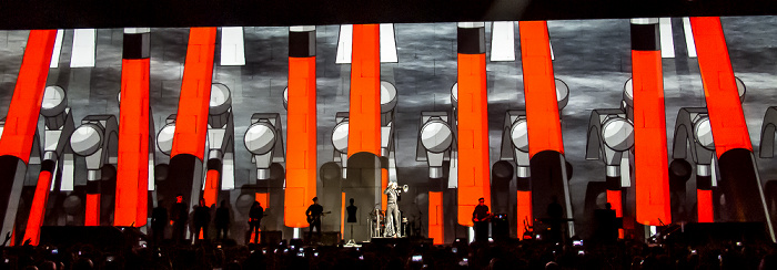 Kombank Arena (Belgrade Arena): Roger Waters - The Wall Live Belgrad Waiting for the Worms