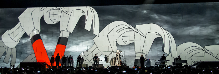 Kombank Arena (Belgrade Arena): Roger Waters - The Wall Live Belgrad Waiting for the Worms