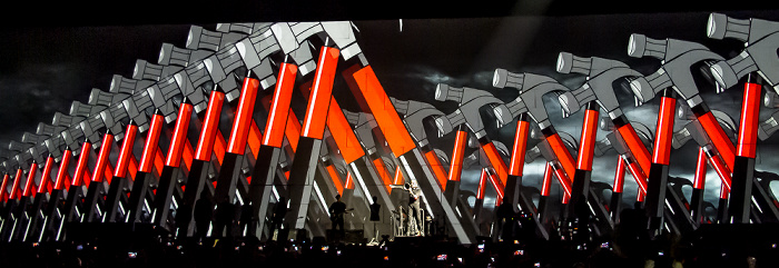 Kombank Arena (Belgrade Arena): Roger Waters - The Wall Live Belgrad Waiting for the Worms