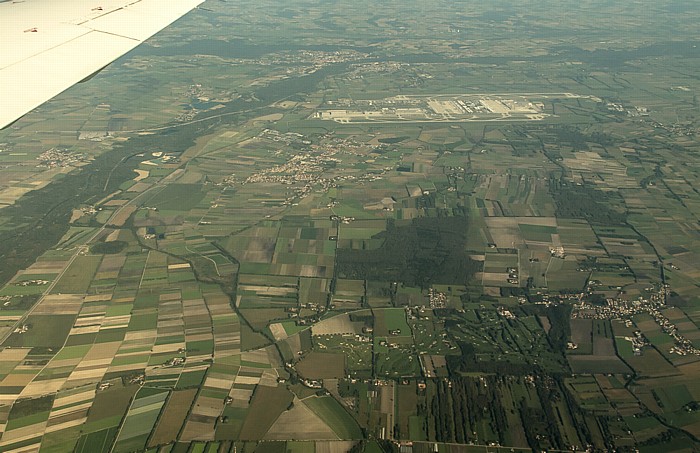 Bayern - Landkreis Erding (unten) / Landkreis Freising Hallbergmoos Luftbild aerial photo