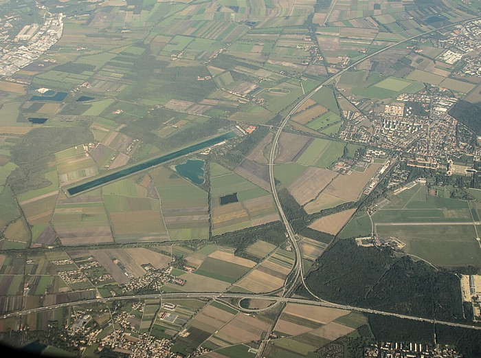 Bayern - Landkreis München: Autobahnring A 99 (unten), Autobahndreieck München-Feldmoching und Autobahn A 92 Oberschleißheim Regattastrecke Oberschleißheim Unterschleißheim Luftbild aerial photo