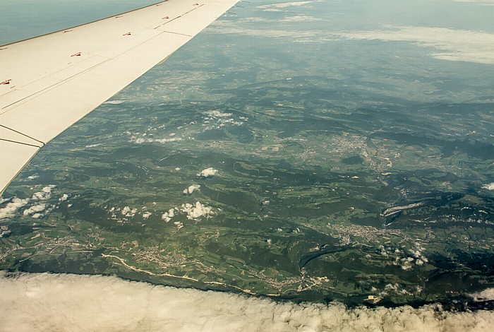 Kanton Jura (oben) / Kanton Bern Court Moutier Valbirse Vallée de Tavannes Luftbild aerial photo