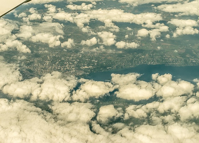 Kanton Genf: Genf mit dem Flughafen Genf (Aéroport International de Genève) Luftbild aerial photo