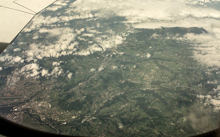 Auvergne-Rhône-Alpes - Département Haute-Savoie Annecy Autoroute A41 Autoroute A410 Flughafen Annecy Haute-Savoie Mont Blanc Luftbild aerial photo
