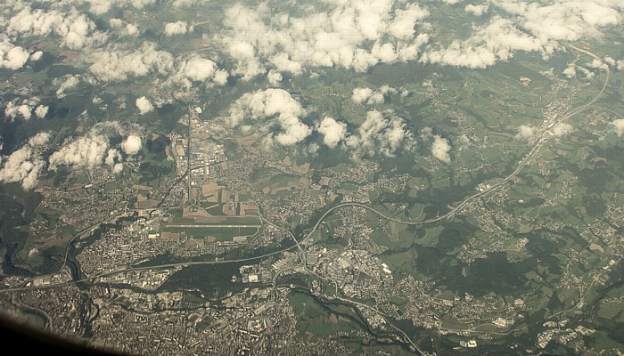 Auvergne-Rhône-Alpes - Département Haute-Savoie: Annecy mit dem Flughafen Annecy Haute-Savoie Mont Blanc Autoroute A41 Luftbild aerial photo