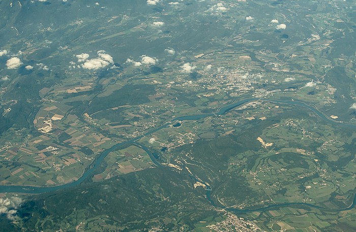 Auvergne-Rhône-Alpes - Département Savoie: Belley mit dem Canal de Dérivation du Rhône Yenne Luftbild aerial photo