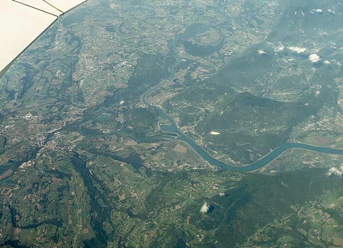Auvergne-Rhône-Alpes - Département Isère (links oben) / Département Ain (oben) / Département Savoie Dérivation de Brégnier-Cordon Saint-Genix-sur-Guiers Luftbild aerial photo