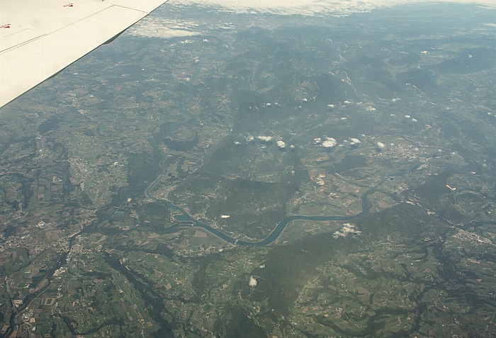 Auvergne-Rhône-Alpes - Département Isère (links oben) / Département Ain (oben) / Département Savoie: Rhône Belley Saint-Genix-sur-Guiers Yenne Luftbild aerial photo