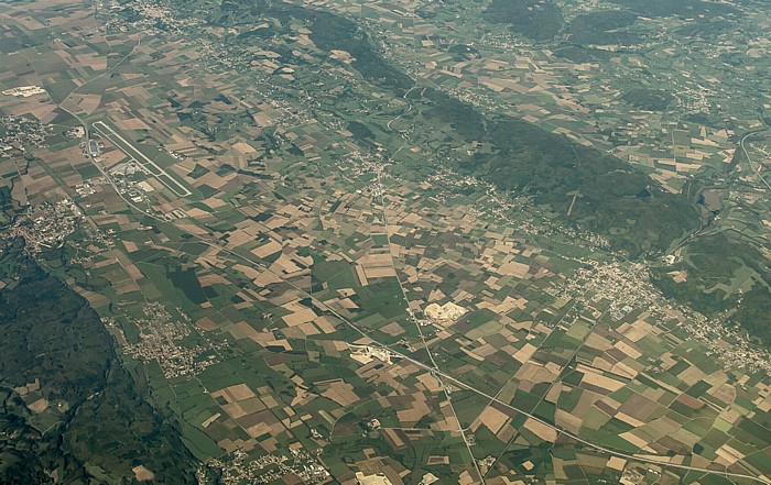 Auvergne-Rhône-Alpes - Département Isère Aéroport de Grenoble-Isère Izeaux Rives Saint-Étienne-de-Saint-Geoirs Sillans Luftbild aerial photo
