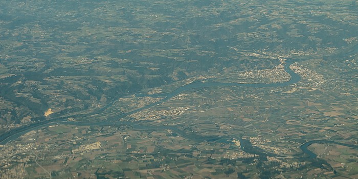 Auvergne-Rhône-Alpes - Département Ardèche (oben) / Département Drôme: Zusammenfluss von Rhône (links) und Isère Département Drôme
