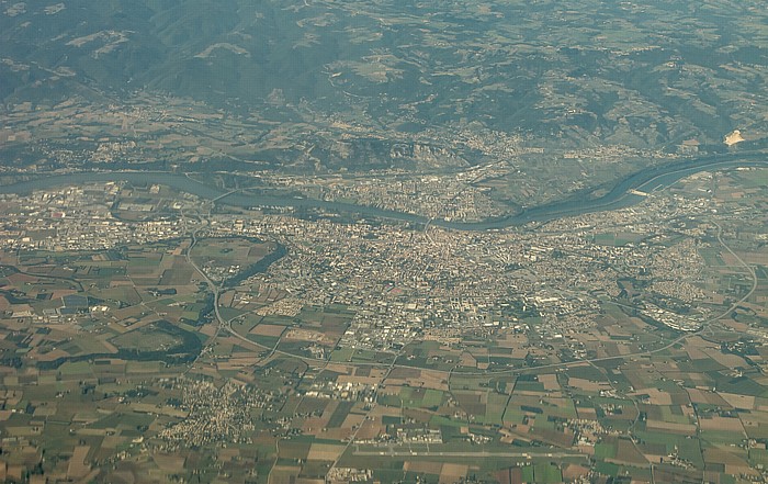 Auvergne-Rhône-Alpes - Département Ardèche (oben) / Département Drôme: Valence, Rhône Luftbild aerial photo