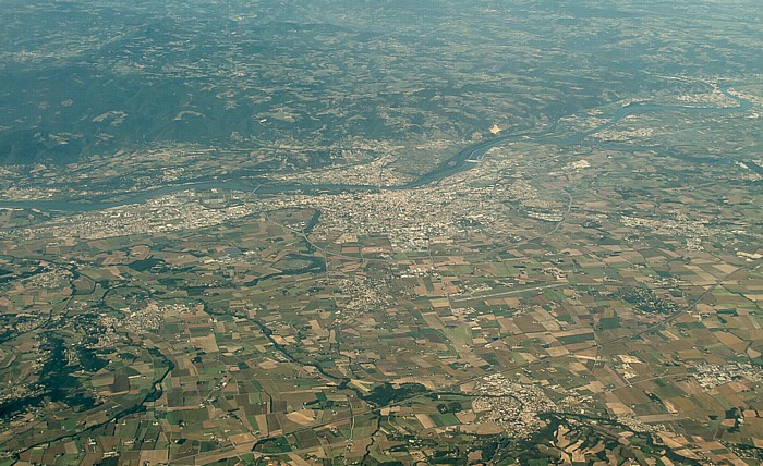 Auvergne-Rhône-Alpes - Département Ardèche (oben) / Département Drôme Aéroport de Valence-Chabeuil Bourg-lès-Valence Chabeuil La Roche-de-Glun Montélier Portes-lès-Valence Tain-l’Hermitage Valence Véore Luftbild aerial photo