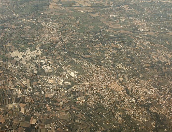 Provence-Alpes-Côte d’Azur - Département Vaucluse: Carpentras (rechts unten), Monteux (links oben) Luftbild aerial photo