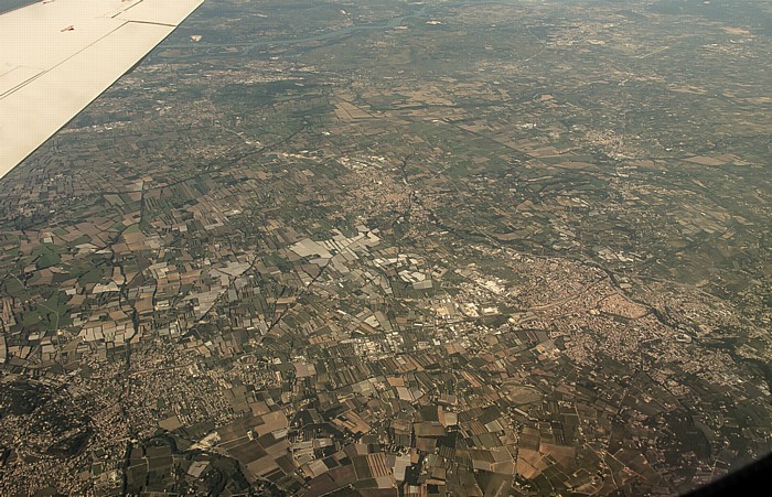 Provence-Alpes-Côte d’Azur - Département Vaucluse Carpentras Monteux Pernes-les-Fontaines Luftbild aerial photo