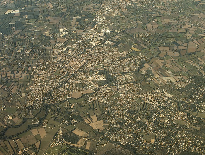 Provence-Alpes-Côte d’Azur - Département Vaucluse: L’Isle-sur-la-Sorgue Luftbild aerial photo