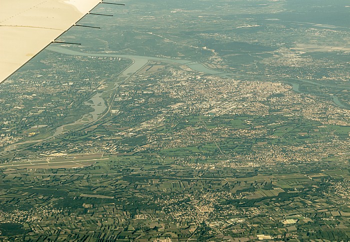 Provence-Alpes-Côte d’Azur - Département Vaucluse: Avignon, Mündung des Durance (links) in die Rhône Département Vaucluse