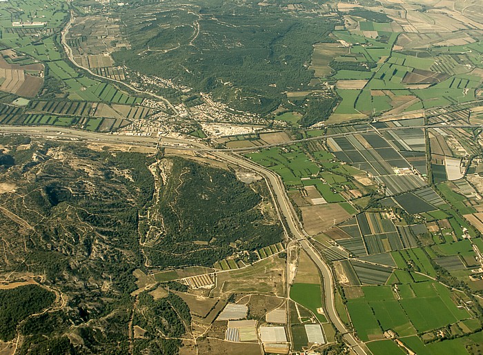 Provence-Alpes-Côte d’Azur - Département Bouches-du-Rhône: Lamanon, Canal de l'EDF dans les Bouches-du-Rhône Canal de l’EDF dans les Bouches-du-Rhône Luftbild aerial photo