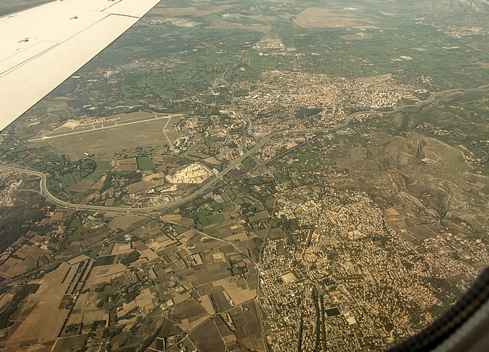 Provence-Alpes-Côte d’Azur - Département Bouches-du-Rhône: Canal de l’EDF dans les Bouches-du-Rhône Base aérienne 701 Salon-de-Provence Pélissanne Salon-de-Provence Luftbild aerial photo