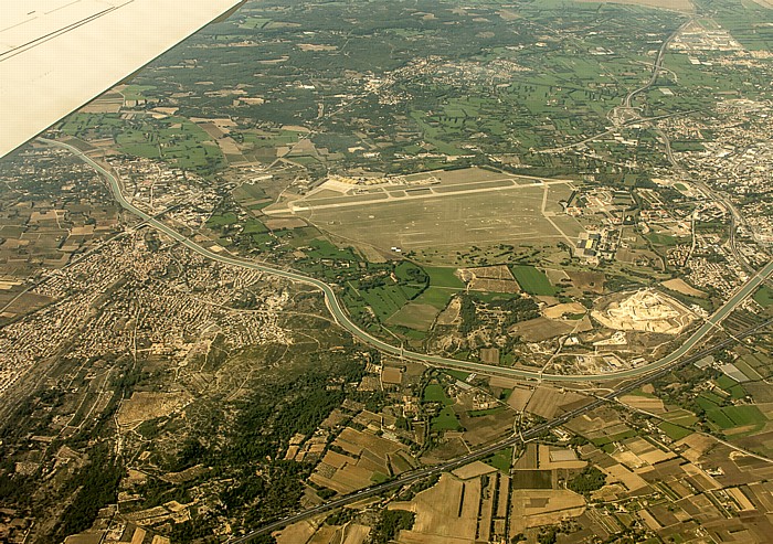 Provence-Alpes-Côte d’Azur - Département Bouches-du-Rhône: Base aérienne 701 Salon-de-Provence Autoroute A7 Canal de l’EDF dans les Bouches-du-Rhône Lançon-Provence Luftbild aerial photo