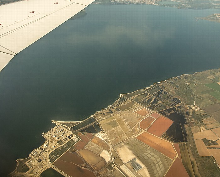 Provence-Alpes-Côte d’Azur - Département Bouches-du-Rhône: Étang de Berre Istres Les Salins de Berre Luftbild aerial photo