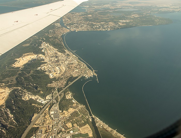 Provence-Alpes-Côte d’Azur - Département Bouches-du-Rhône: Étang de Berre Autoroute A55 Canal de Caronte Châteauneuf-les-Martigues Istres Martigues Luftbild aerial photo