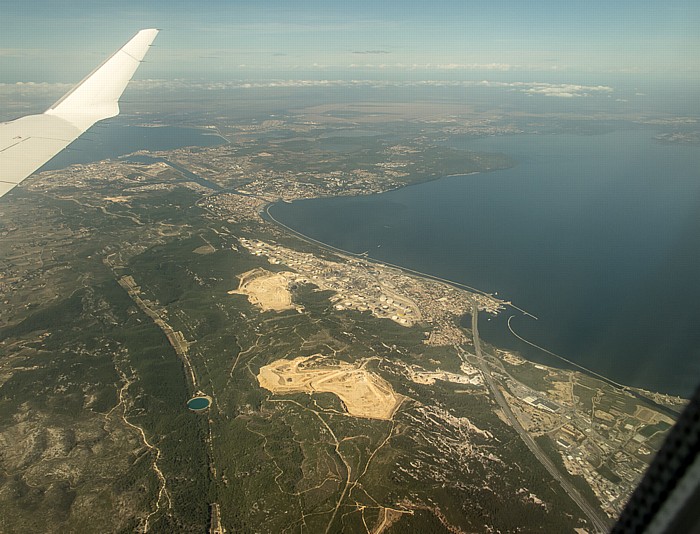 Provence-Alpes-Côte d’Azur - Département Bouches-du-Rhône: Châteauneuf-les-Martigues, Étang de Berre Canal de Caronte Golf von Fos Golfe du Lion Port-de-Bouc Luftbild aerial photo