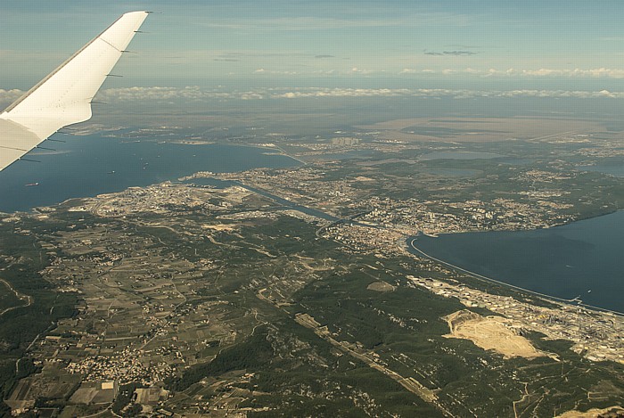 Provence-Alpes-Côte d’Azur - Département Bouches-du-Rhône: Golf von Fos (Golfe du Lion) (links), Étang de Berre Canal de Caronte Châteauneuf-les-Martigues Fos-sur-Mer Martigues Port-de-Bouc Luftbild aerial photo