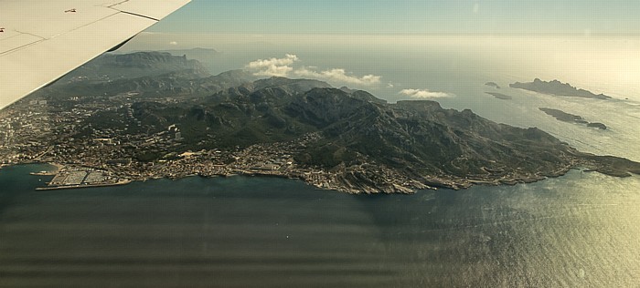 Massif de Marseilleveyre mit dem Parc national des Calanques, Golfe du Lion (Mittelmeer) Archipel de Riou Cap Croisette Île Calseraigne Île de Jarron Île de Riou Île Jarre Port de Plaisance de la Pointe Rouge Luftbild aerial photo