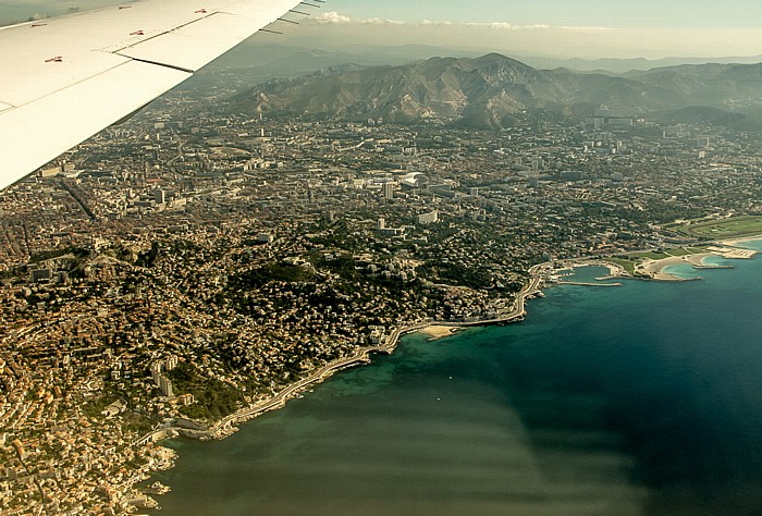 7e arrondissement de Marseille (links) / 8e arrondissement de Marseille, Golfe du Lion (Mittelmeer) Hippodrome Marseille Borély Parc Borély Plages du Prado Stade Vélodrome Luftbild aerial photo