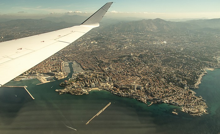 V.l.: 2e arrondissement de Marseille, Alter Hafen (Vieux-Port), 7e arrondissement de Marseille  Golfe du Lion Luftbild aerial photo