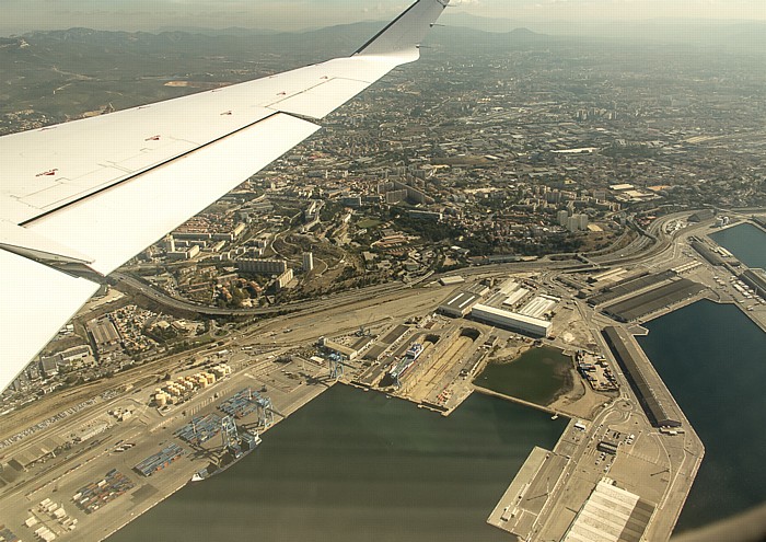 16e arrondissement de Marseille (links), 2e arrondissement de Marseille Autoroute A55 Golfe du Lion Luftbild aerial photo