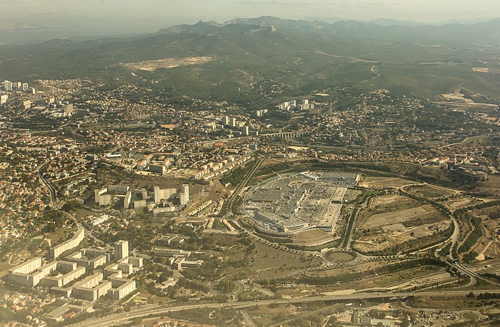 16e arrondissement de Marseille (unten) / 15e arrondissement de Marseille Centre Commercial Grand Littoral Luftbild aerial photo