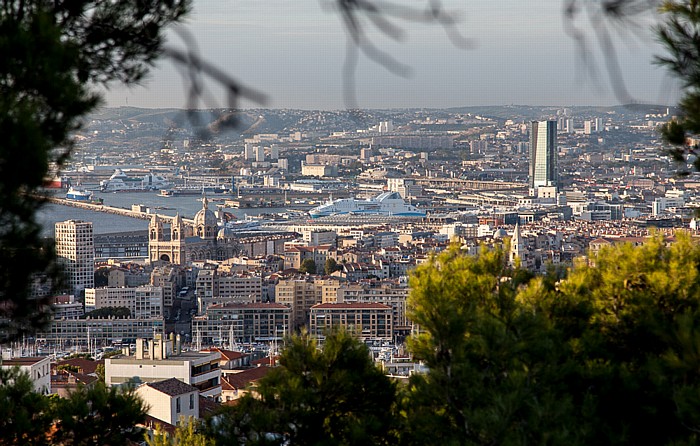 Marseille Blick von La Garde: Le Panier, Euroméditerranée mit Hafen und Tour CMA CGM