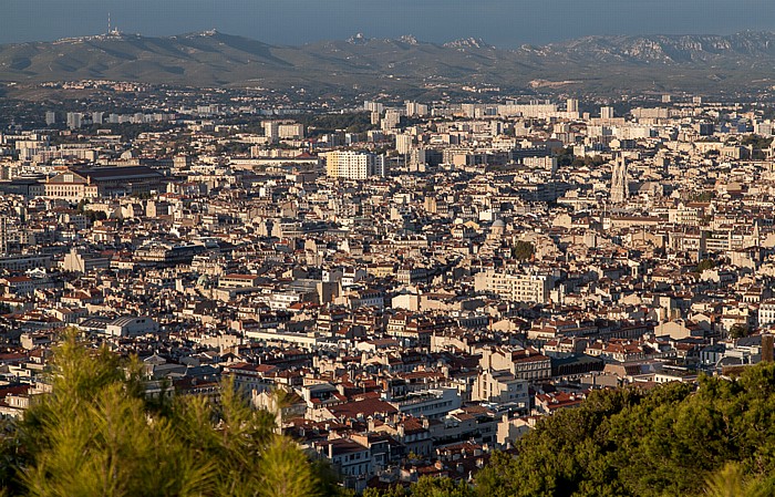 Blick von La Garde: 1er arrondissement de Marseille Église Saint-Vincent-de-Paul Gare de Marseille-Saint-Charles