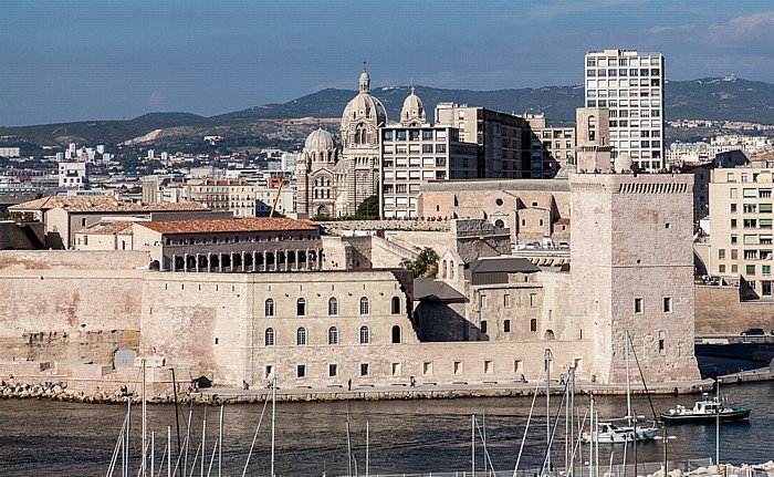 Blick vom Fort Saint-Nicolas: Avant-port Joliette, Fort Saint-Jean, Église Saint-Laurent de Marseille und Cathédrale Sai Marseille