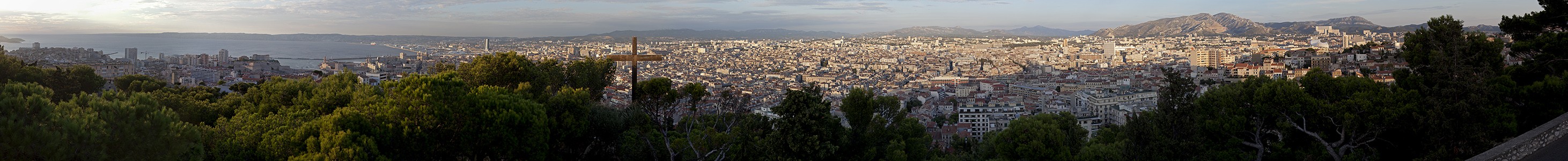 Blick von La Garde: Mittelmeer und Stadtzentrum Marseille