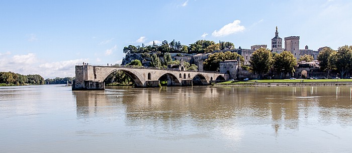 Blick von der Île de la Barthelasse: Rhone, Pont Saint-Bénézet (Pont d'Avignon), Papstpalast (Palais des Papes) Avignon