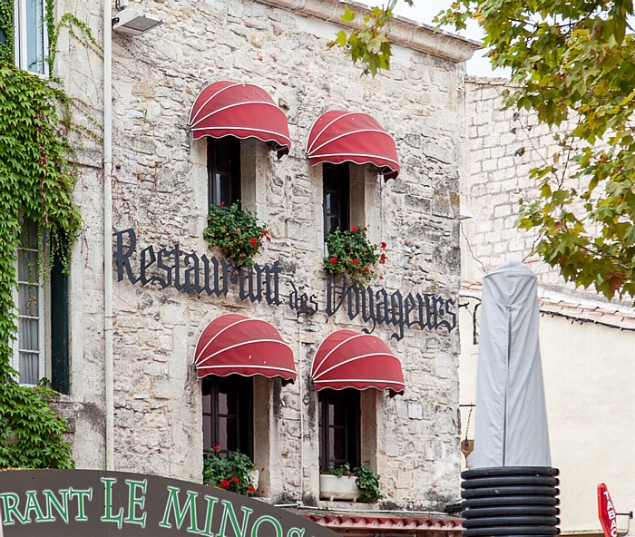 Intra muros: Place Saint-Louis Aigues-Mortes