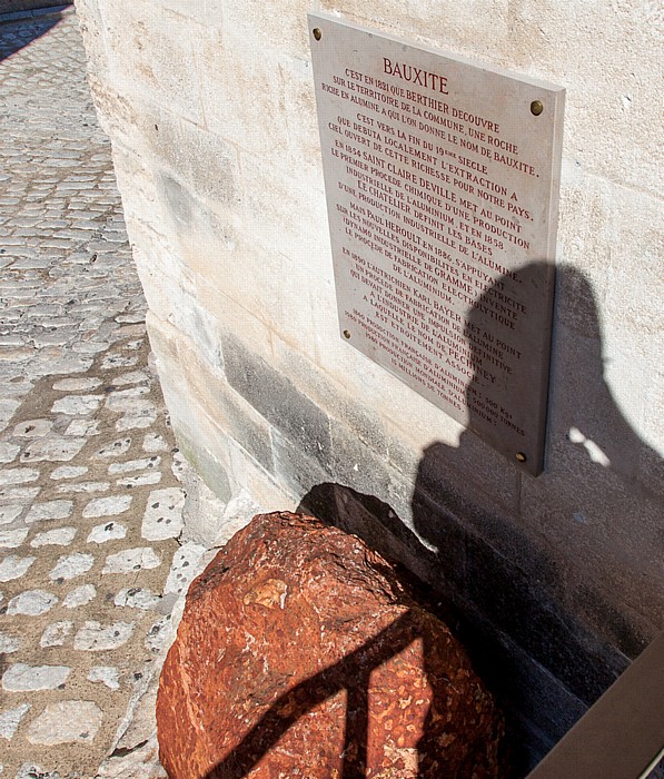 Gedenktafel zur Entdeckung des Bauxit Les Baux-de-Provence