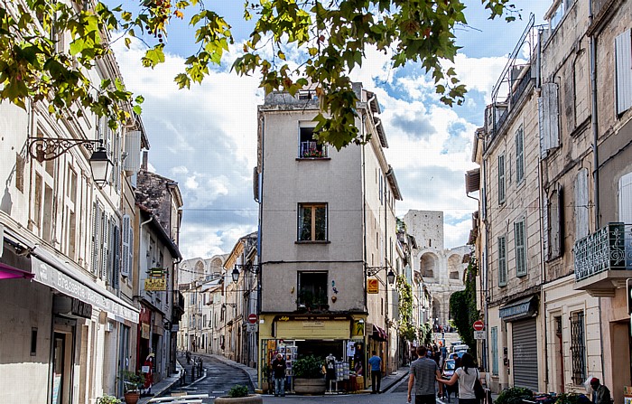 Arles Rue Voltaire (rechts), Rue Augustin Tardieu Amphitheater