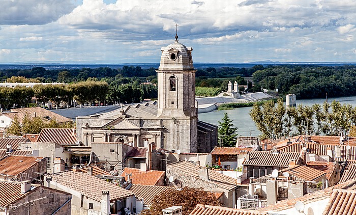 Blick vom Amphitheater (Arènes d'Arles): Église Saint-Julien Arles