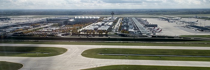 München Flughafen Franz Josef Strauß (v.l.): Terminal 2, Munich Airport Center (MAC), Tower, Terminal 1 Flughafen-Tower Start- und Landebahn Süd Luftbild aerial photo