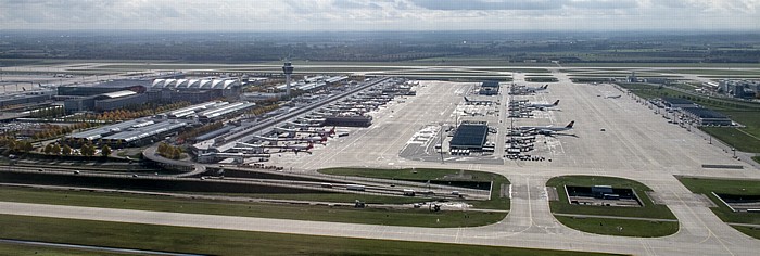 München Flughafen Franz Josef Strauß (v.l.): Terminal 2, Munich Airport Center (MAC), Tower, Terminal 1 Flughafen-Tower Start- und Landebahn Süd Luftbild aerial photo