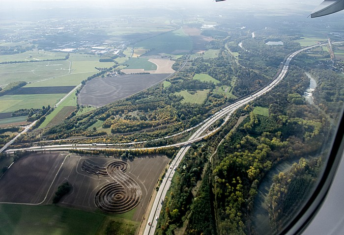 Bayern - Landkreis Freising: Autobahndreieck München Flughafen und Erdzeichen Eine Insel für die Zeit Erdzeichen Eine Insel für die Zeit Luftbild aerial photo