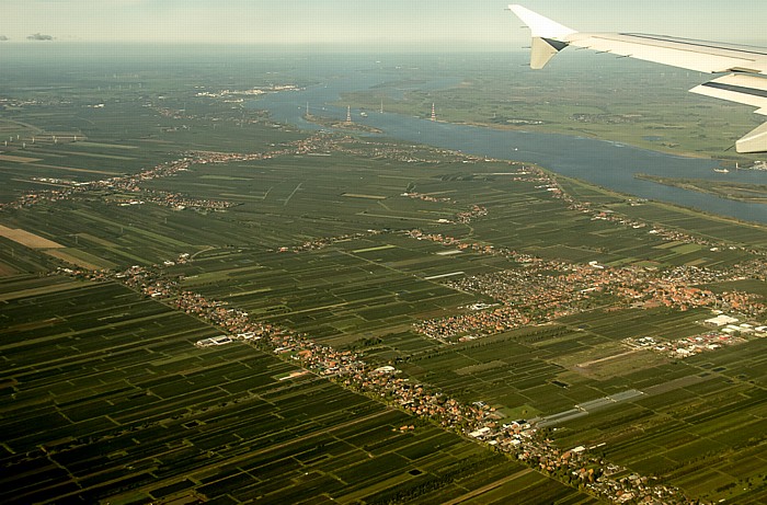 Niedersachsen - Landkreis Stade: Altes Land und Elbe Jork Ladekop Luftbild aerial photo